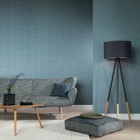 Modernes Wohnzimmer mit blauer Tapete, grauem Sofa, Stehlampe und Holztisch im skandinavischen Stil.