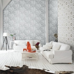 Helles Wohnzimmer mit weißen Sofas, Designertapete, dekorativen Accessoires und Holzboden.