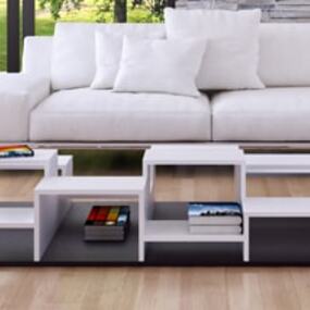 Modernes Wohnzimmer mit weißem Sofa, Couchtisch und hellen Holzboden, viel Tageslicht.