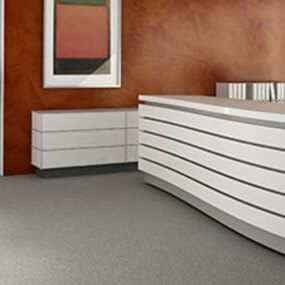 Modernes Empfangsbüro mit geschwungener Theke, Glaswänden und stilvoller Büroeinrichtung.